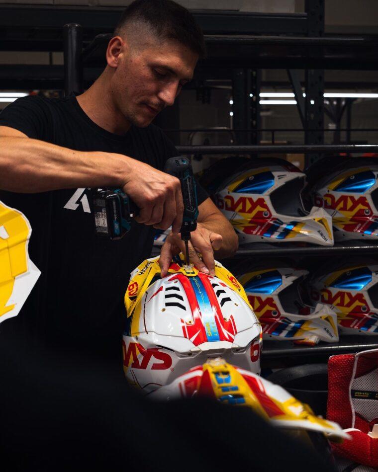 airoh-aviator-3-edicion-especial-isde-2024-españa (4)