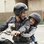 Niños en moto de pasajero: Cuándo es legal y consejos