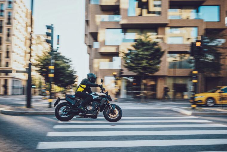 Husqvarna-Vitpilen-801-2025-accion4