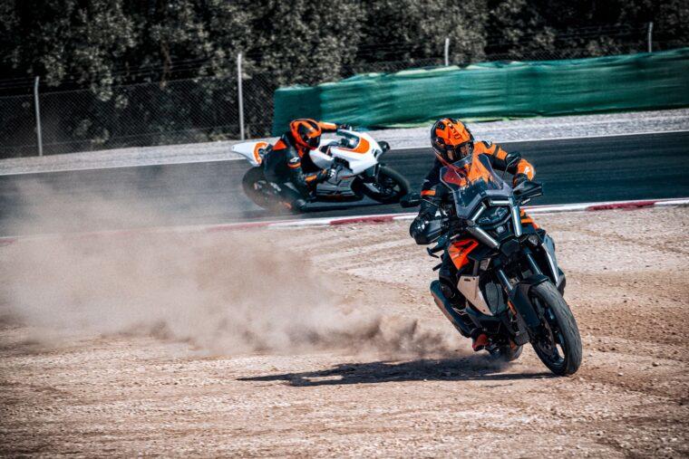 KTM-1390-Super-Adventure-S-EVO-2025-accion62