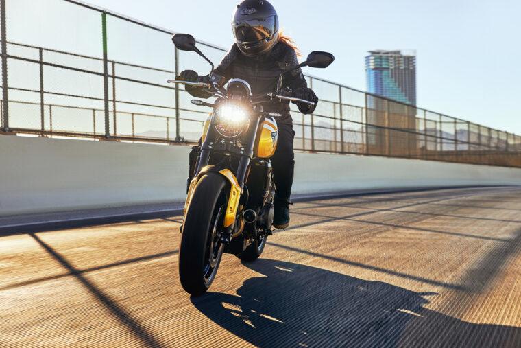 Triumph-Trident-660-2025-accion-11