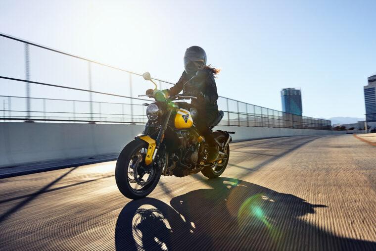 Triumph-Trident-660-2025-accion-12