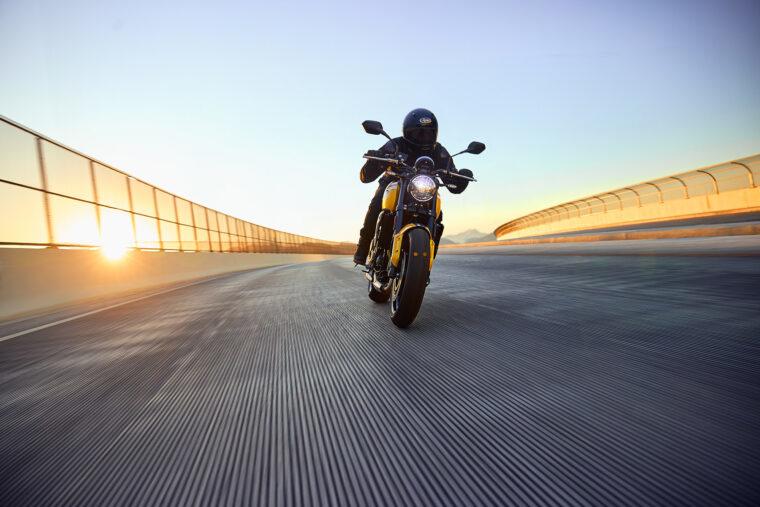 Triumph-Trident-660-2025-accion-14