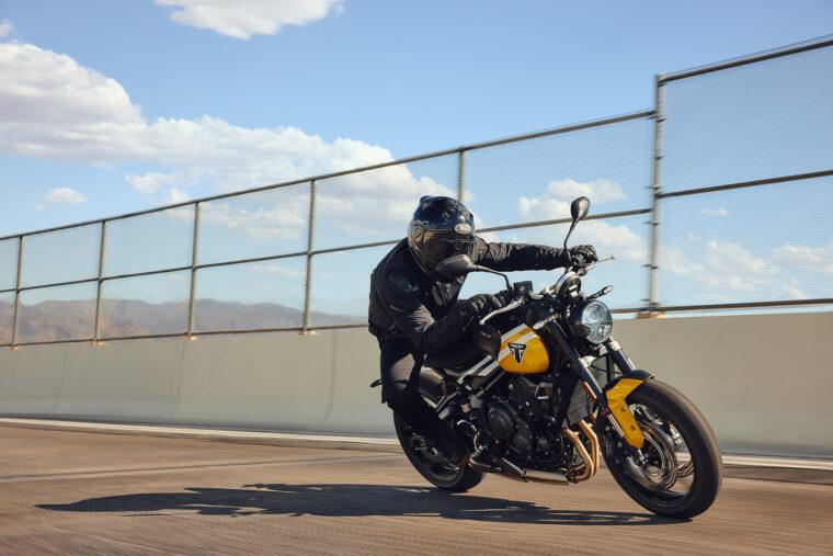 Triumph-Trident-660-2025-accion-16