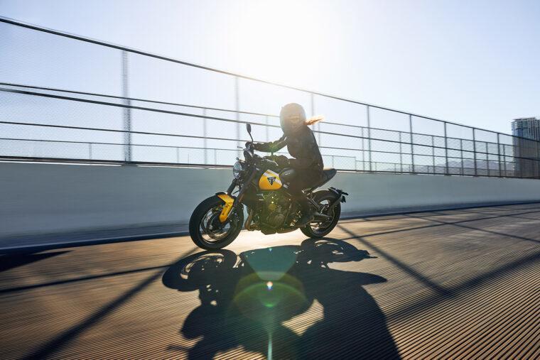 Triumph-Trident-660-2025-accion-19