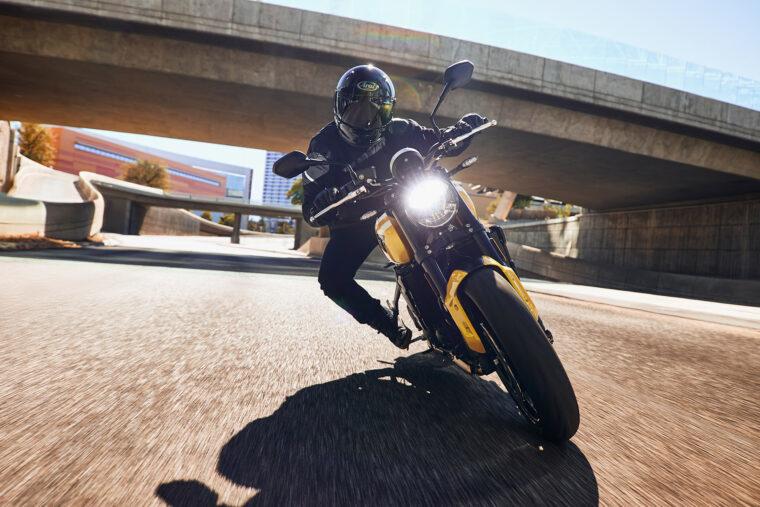 Triumph-Trident-660-2025-accion-2