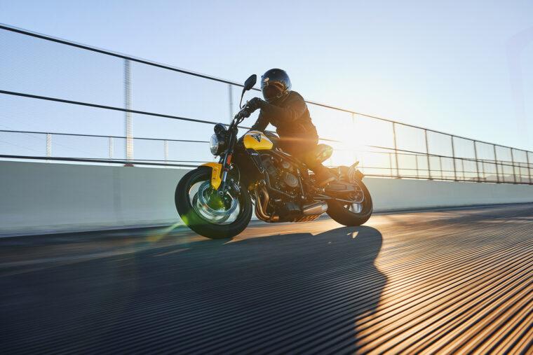 Triumph-Trident-660-2025-accion-21