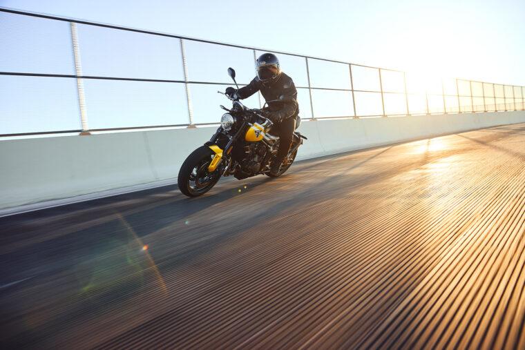 Triumph-Trident-660-2025-accion-22