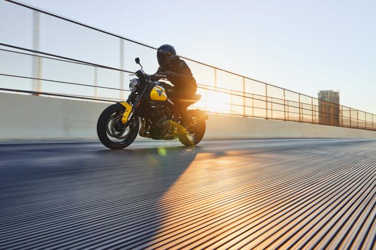 Triumph-Trident-660-2025-accion-27