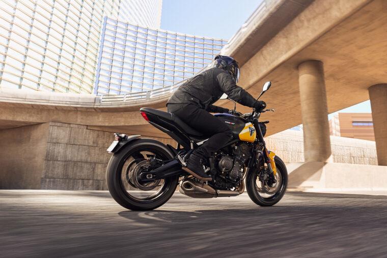 Triumph-Trident-660-2025-accion-28