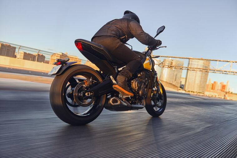 Triumph-Trident-660-2025-accion-34