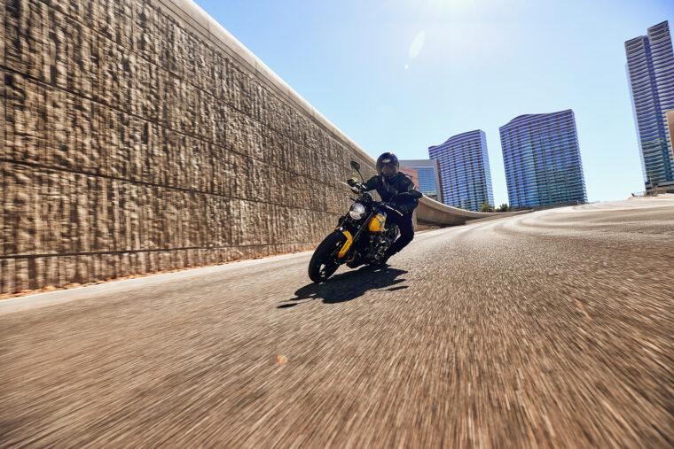 Triumph-Trident-660-2025-accion-4