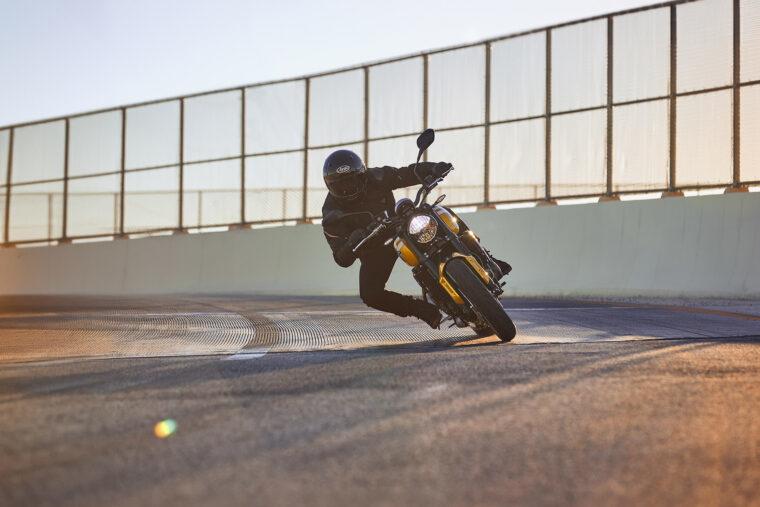 Triumph-Trident-660-2025-accion-9