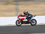 La gama supersport de Yamaha se viste de blanco y rojo por su 70º Aniversario 17 Yamaha R3 2026 accion15