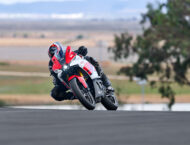 La gama supersport de Yamaha se viste de blanco y rojo por su 70º Aniversario 16 Yamaha R3 2026 accion35