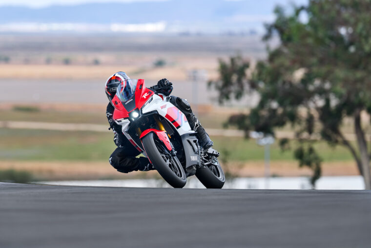 Yamaha-R3-2026-accion35