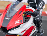 La gama supersport de Yamaha se viste de blanco y rojo por su 70º Aniversario 19 Yamaha R3 2026 detalles1