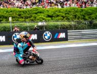 David Alonso saborea el título de Moto3: «El año pasado se me pasó volando, este se me estaba haciendo muy largo» 6 david alonso campeon mundo moto3 2024 (11)