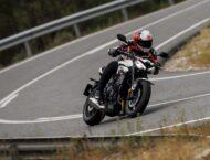 Prueba Triumph Street Triple 765 R A2 2024: doble identidad 1 triumph street triple 765 r a2 2024 13