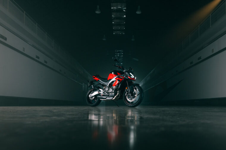 Aprilia-Tuono-457-2025-estaticas6