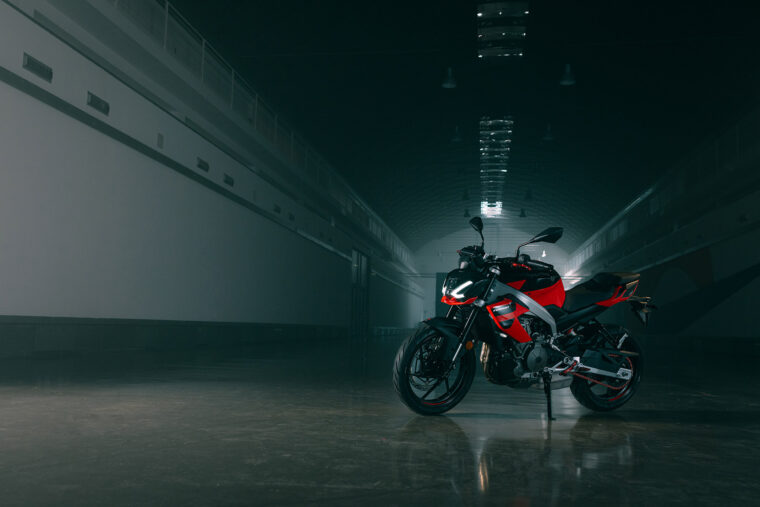 Aprilia-Tuono-457-2025-estaticas9