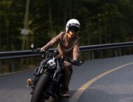 Benda Napoleon Bob 250 y motor híbrido como novedades de la marca mostrada en el EICMA 2024 18 Benda Napoleon Bob 250 2025 accion1