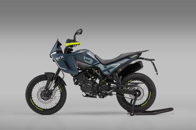 Benelli-BKX-125-2025-estudio7