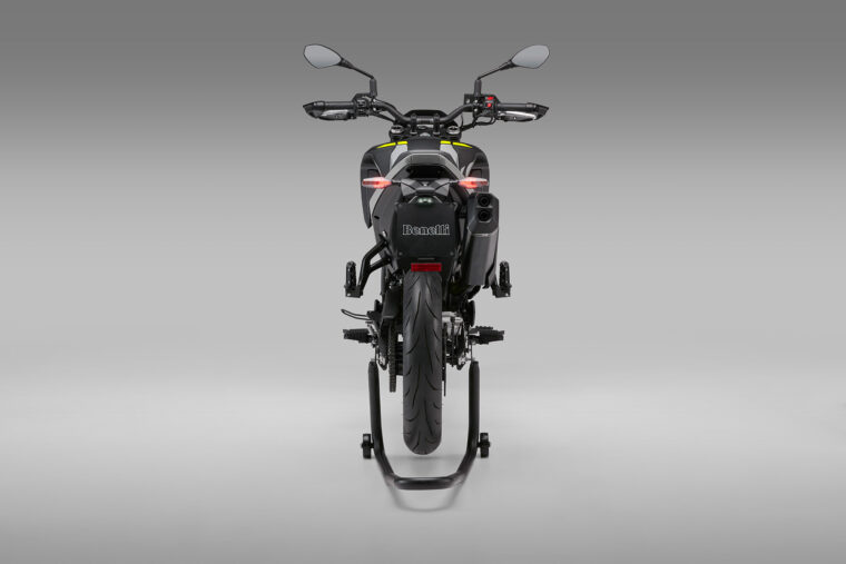 Benelli-BKX-125-S-2025-estudio1
