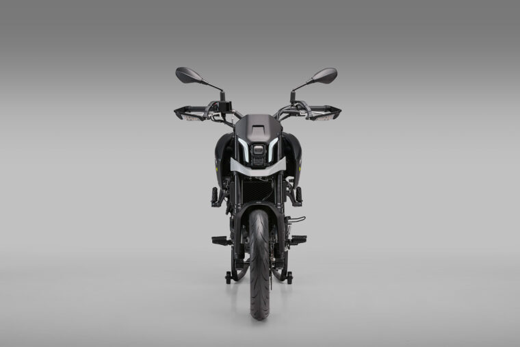 Benelli-BKX-125-S-2025-estudio5