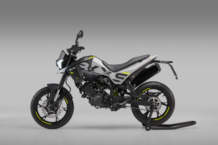 Benelli-BKX-125-S-2025-estudio7