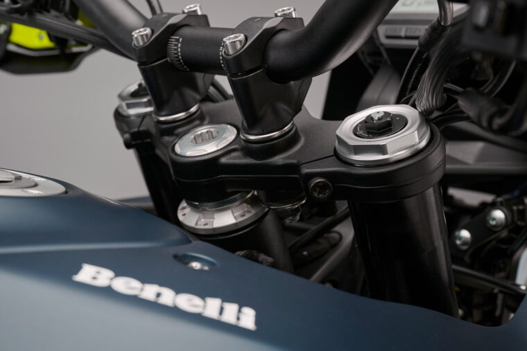 Benelli-BKX-125-detalles2