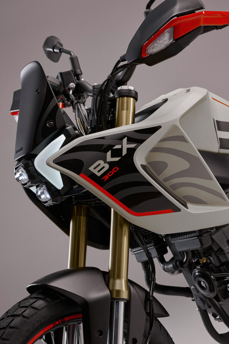 Benelli-BKX-300-detalles2