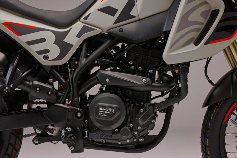 Benelli-BKX-300-detalles3