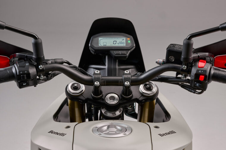 Benelli-BKX-300-detalles5