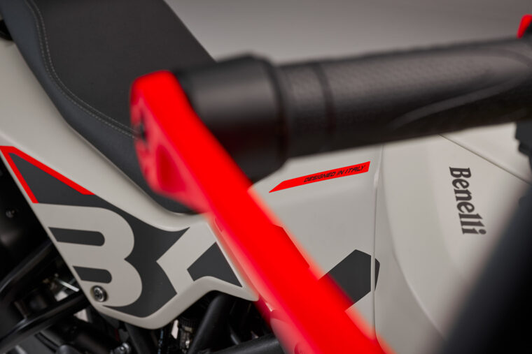 Benelli-BKX-300-detalles8