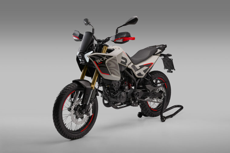 Benelli-BKX-300-estudio3