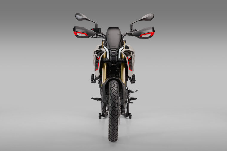 Benelli-BKX-300-estudio4