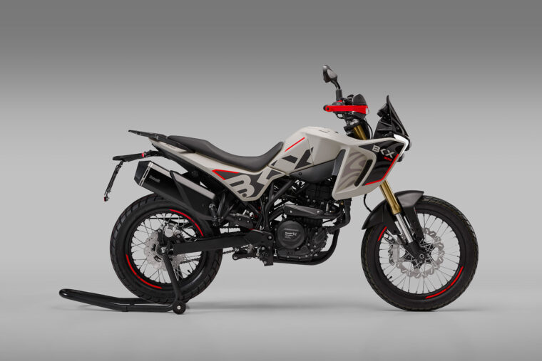 Benelli-BKX-300-estudio6