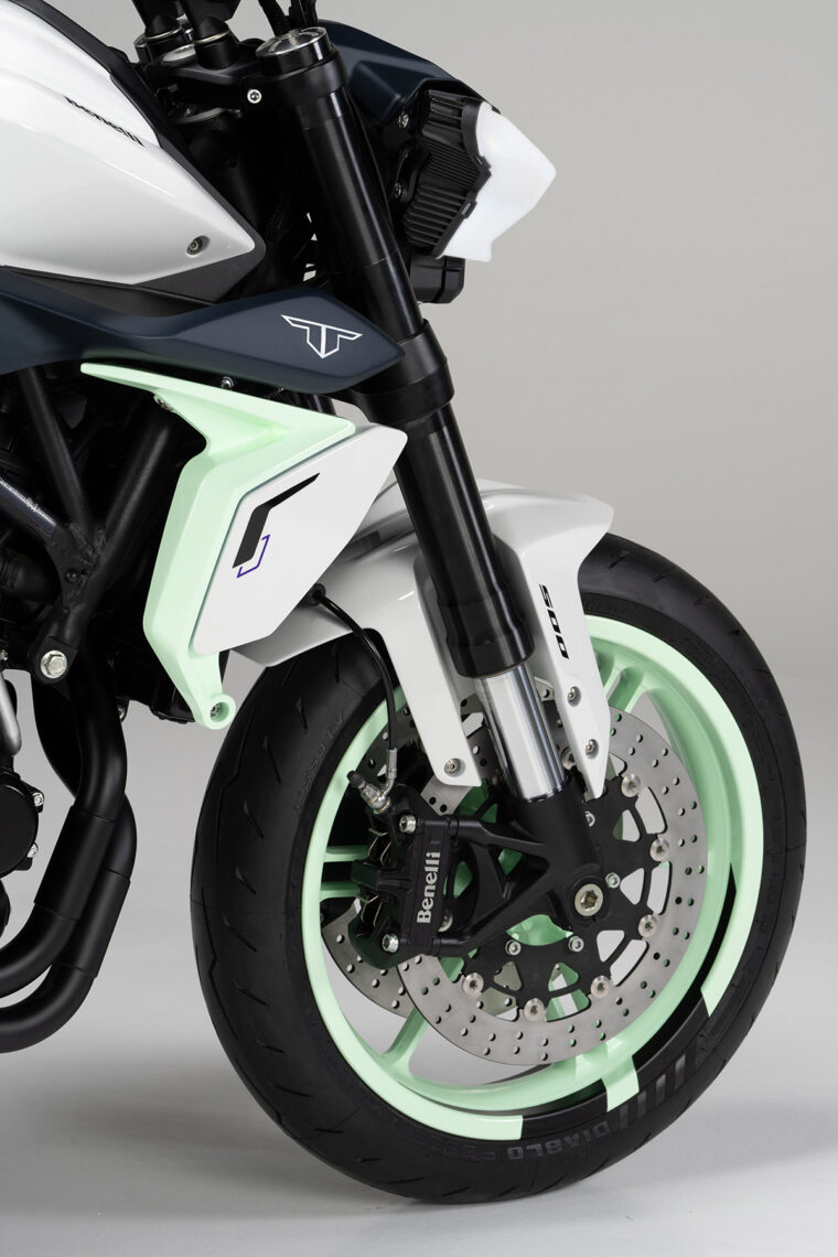 Benelli-Naked-Twin-500-2025-detalles1