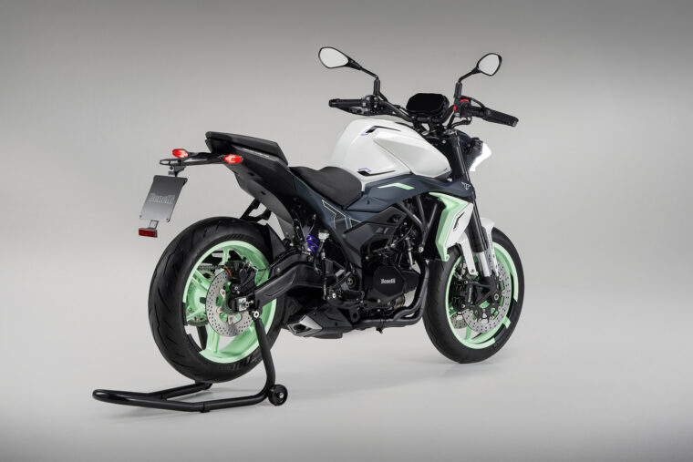 Benelli-Naked-Twin-500-2025-estudio1