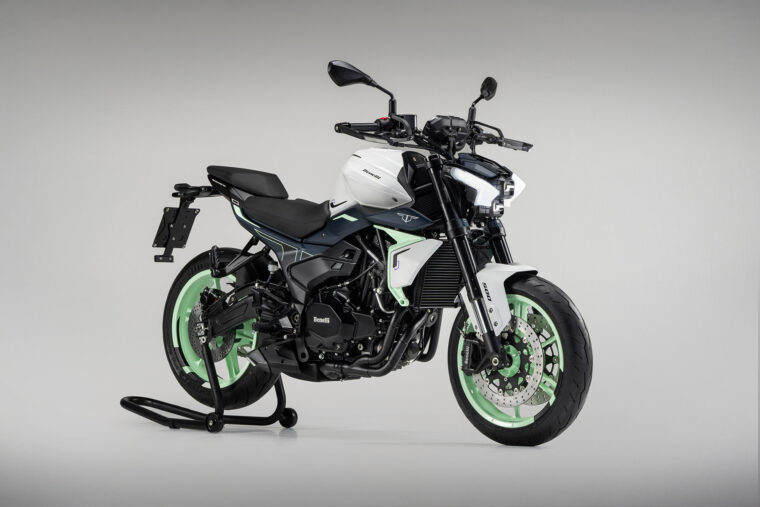 Benelli Naked Twin 500 2025 estudio3