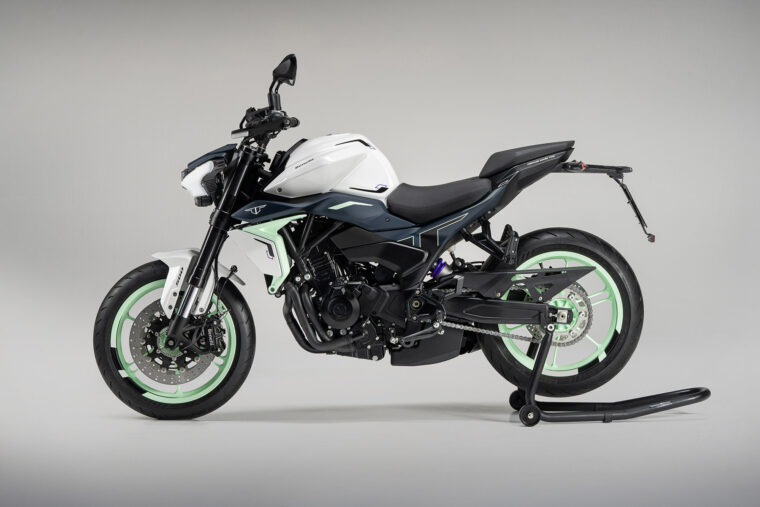 Benelli-Naked-Twin-500-2025-estudio5