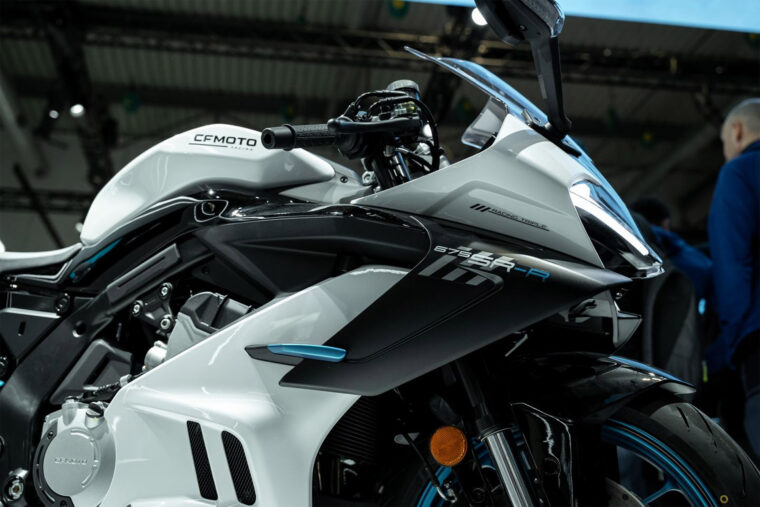 CFMoto en el EICMA 2024: ¡Tricilíndricas 675, motocross eléctrica, brutal prototipo de superdeportiva y el motor V4 de 212 cv! 3 CFMoto 675SR S 2025 EICMA 2