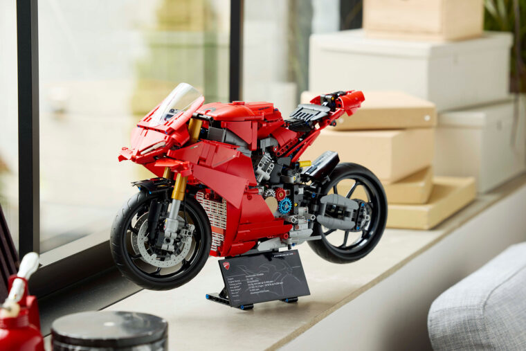 Ducati-Panigale-V4-S-LEGO-Technic - 3