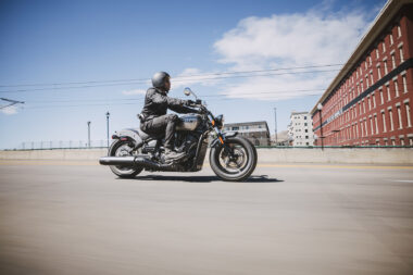 Indian Scout Sixty Bobber 2025 accion1