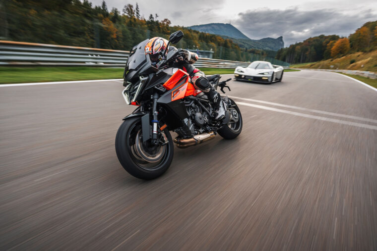 KTM-1390-Super-Duke-GT-2025-accion1
