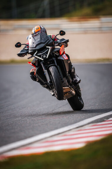 KTM 1390 Super Duke GT 2025 accion100