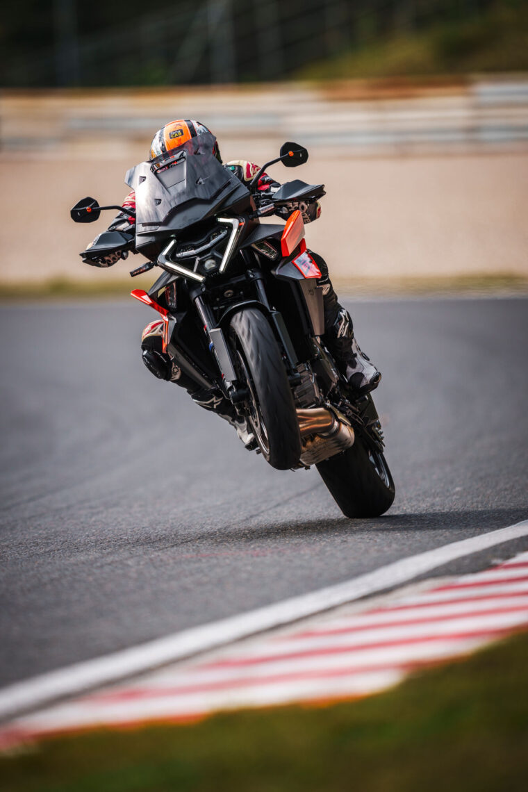 KTM-1390-Super-Duke-GT-2025-accion100