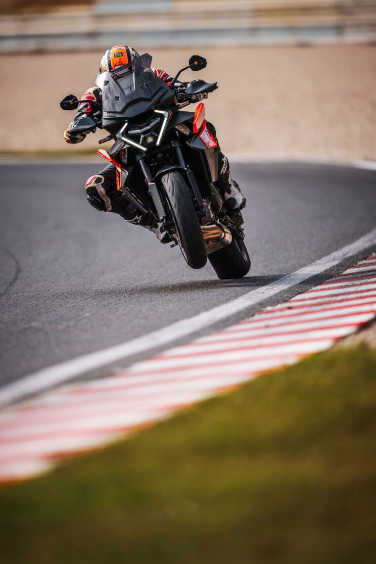 KTM-1390-Super-Duke-GT-2025-accion101