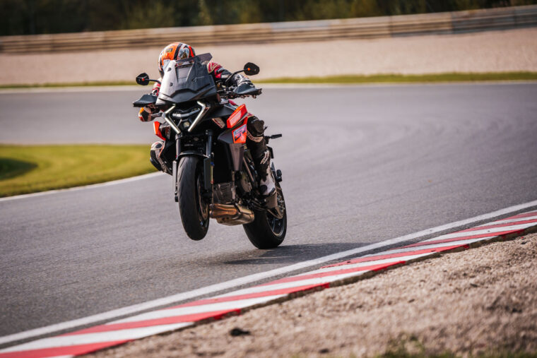 KTM-1390-Super-Duke-GT-2025-accion102